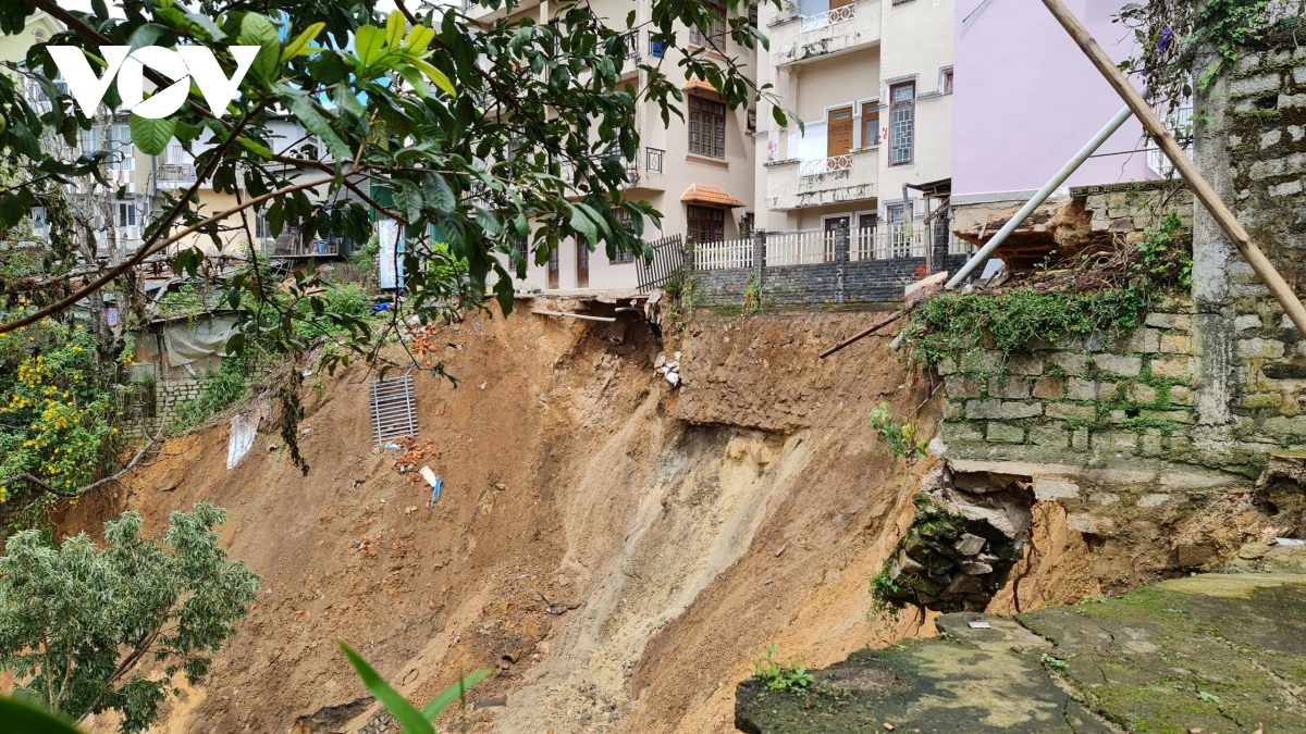 Khẩn cấp khắc phục sạt lở đất tại đường Khe Sanh (Đà Lạt)